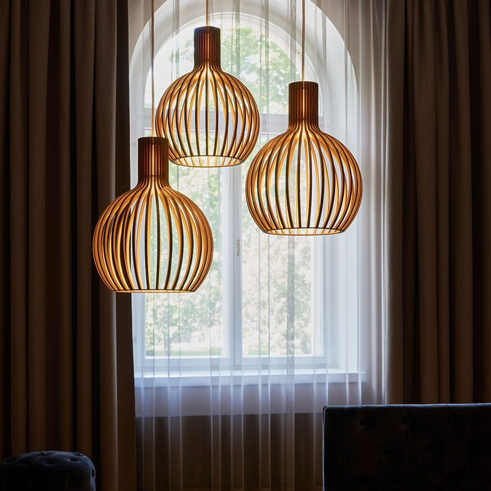 Secto Design Octo Tre 4242 riippuvalaisin, pähkinä. Miljöökuva.